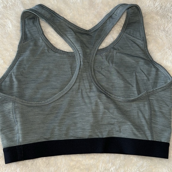 EUC Nike Women’s Sports Bra - Picture 2 of 5